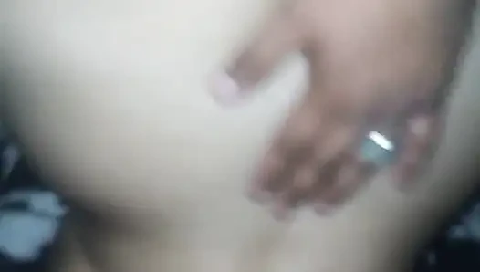 Ich fing an zu lutschen und wurde am ende doggystyle gefickt, abspritzen in den arsch