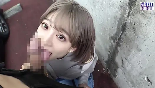 Stream Journey as a Slender Beauty Masters Sampai Muncrat Sambil Berdiri di Luar Ruangan Bagian.2