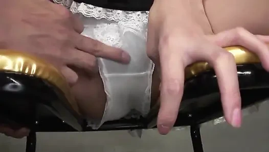 Orient hizmetçiler sahne 1_slim Asyalı hizmetçi mahiru tsubaki mastürbasyon yapıyor ve iki yarakla sikiliyor