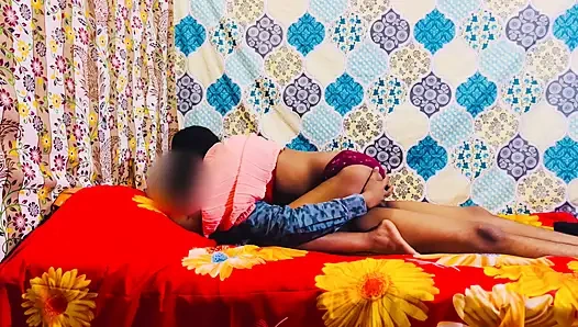 Gadis itu datang ke rumah pacarnya untuk meyakinkannya, tapi pacarnya mergokin dia dan ngentot memeknya buru-buru dan bikin dia menjerit