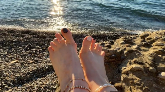 Mistress Lara plays with her feet and toes on the beach