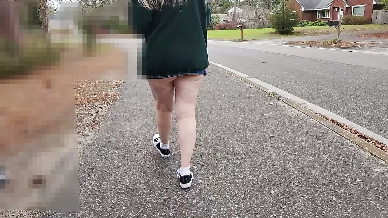 핫한 밀프 BBW가 공원을 걸으며 엉덩이를 드러내고 낯선 남자에게 구강섹스를 해준다!