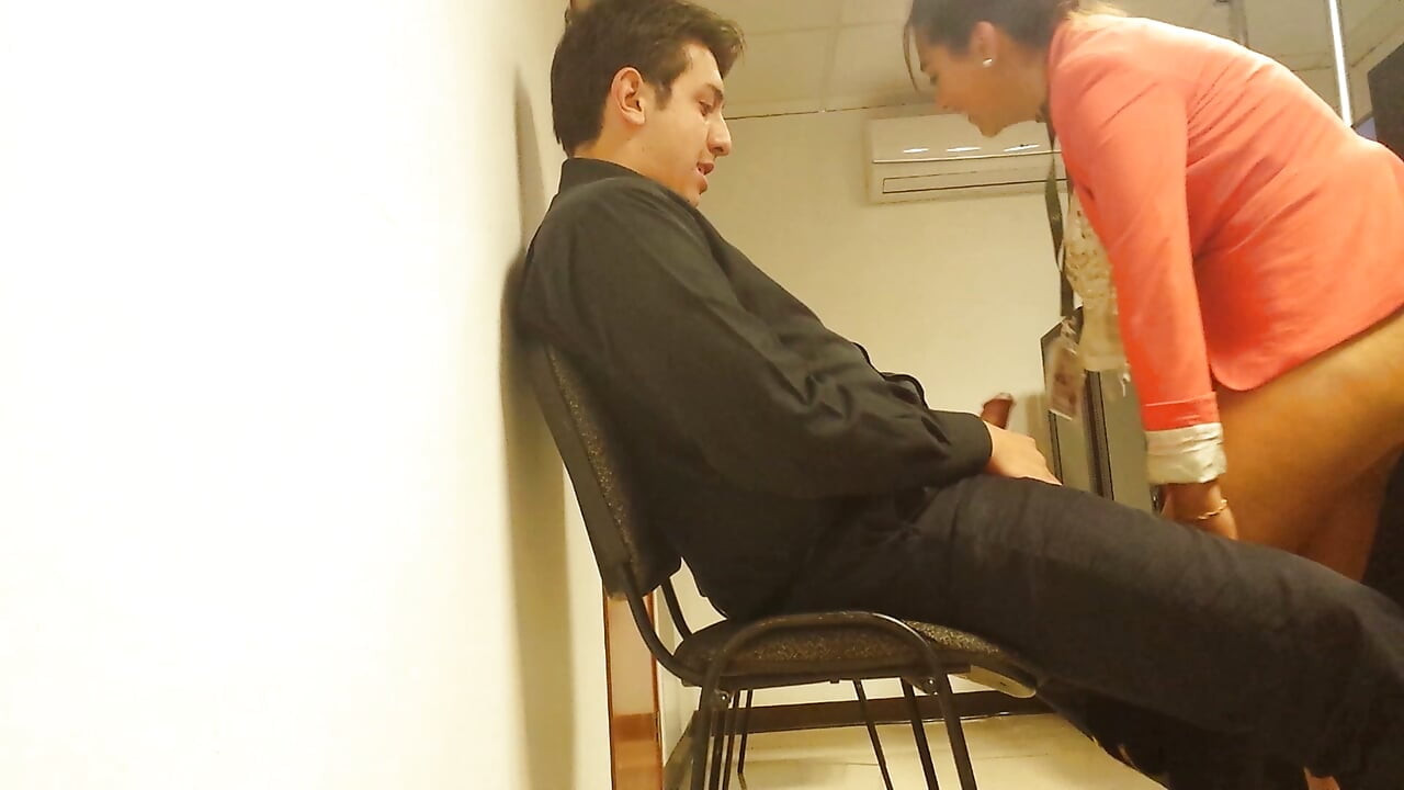 Nu mai pot să aștept și facem sex în birou!