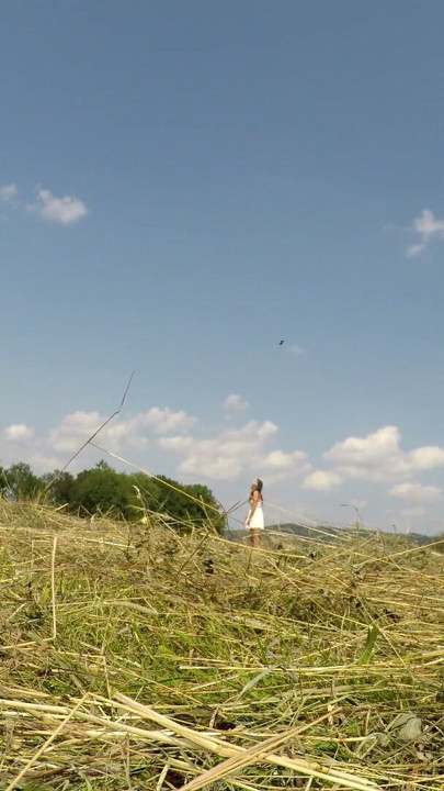 Chicas sin bragas ni sostén juegan voleibol al aire libre en la naturaleza para mostrar tetas y coño en un día de verano | Clip 1