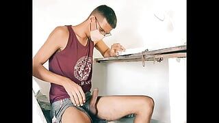 Sexy schwuler Junge lernt mit großem Schwanz, Sperma