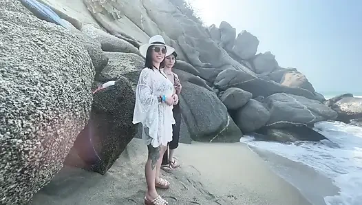 Saya Tertangkap Melakukan Seks Telanjang Di Pantai - Threesome Di Pantai