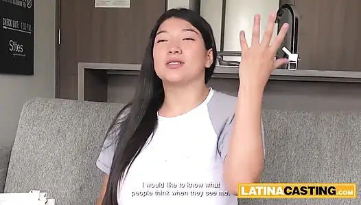 Латину-шлюшку с огромными сиськами трахнул в рот хуище и в конечном итоге течет