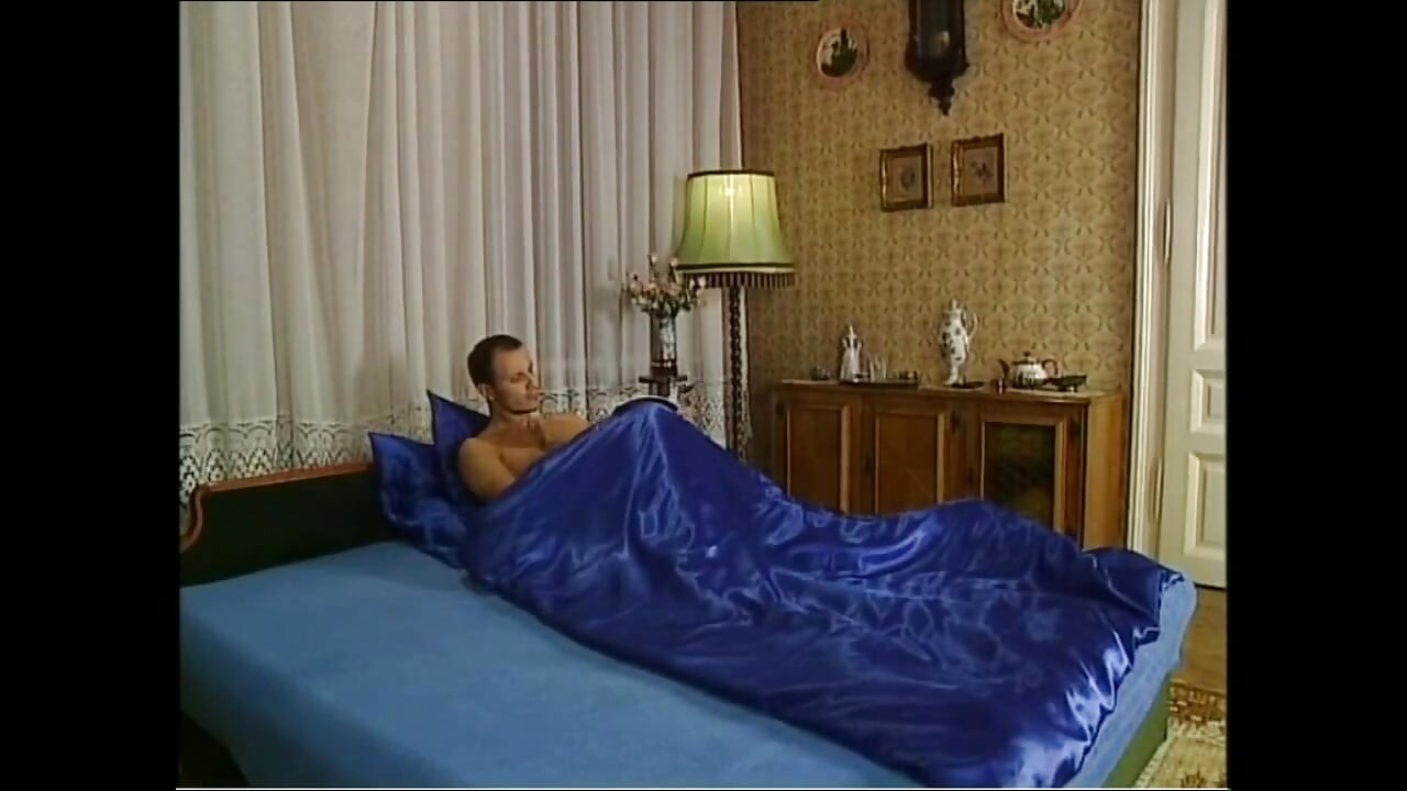 Zrelu doktorku u donjem vešu jebao i svršio u usta od strane mladog ogromnog kurca