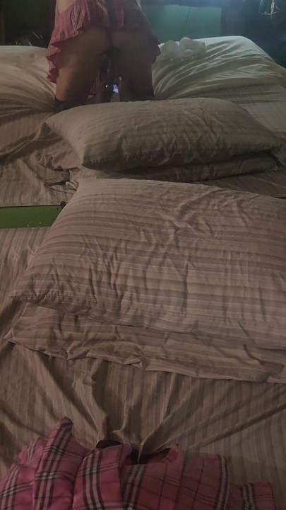 Goode Girl lutscht schwanz und eier von ehemann beim dildoritt | Clip 1