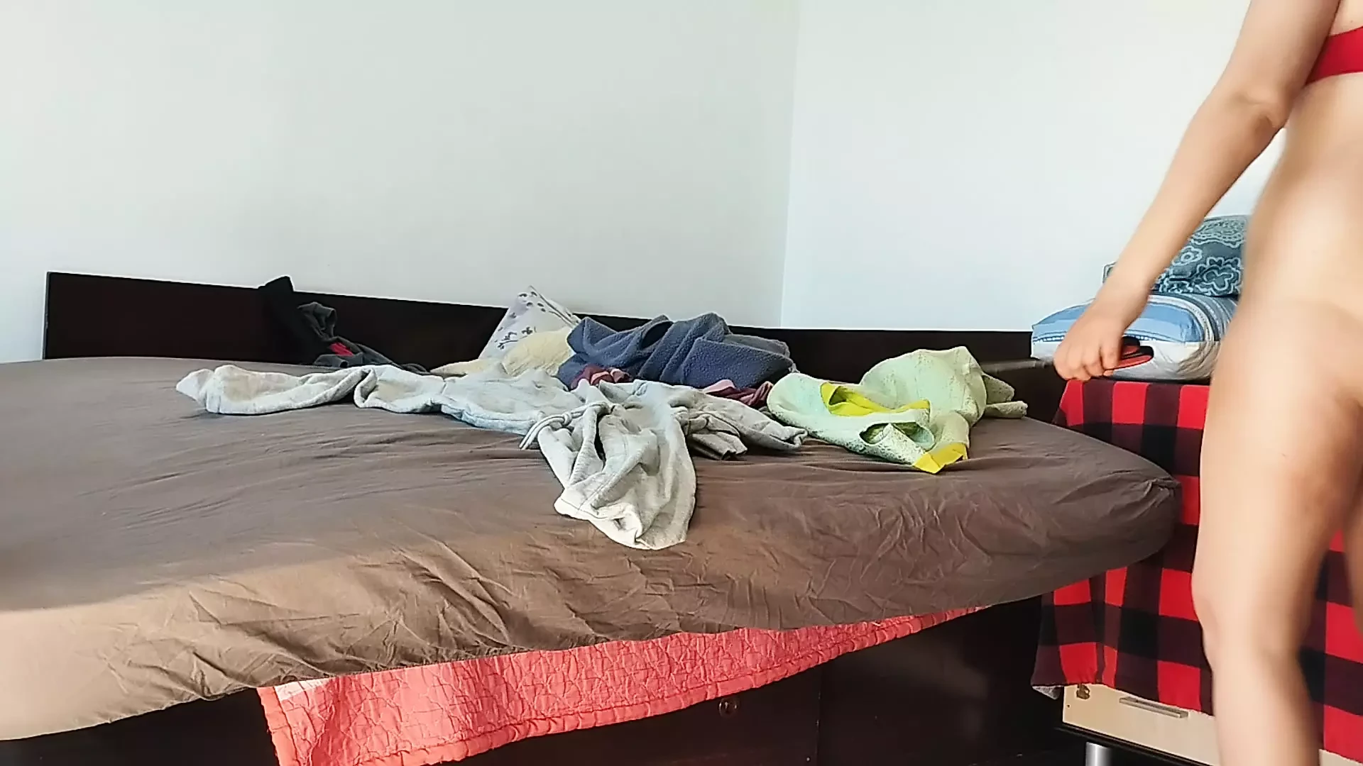 Esposa amadora gosta de experimentar roupas e cortar elas. Esposa amadora aspira nua em casa