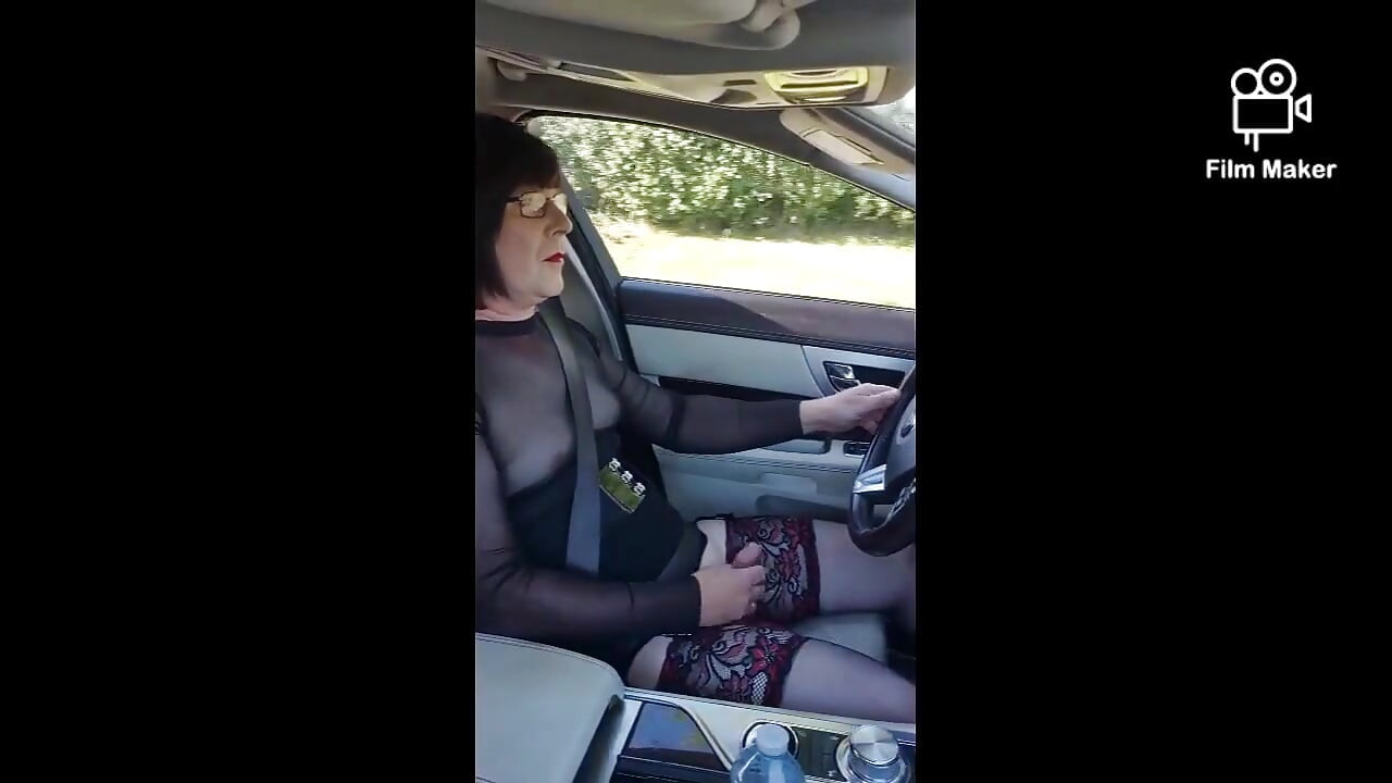 Zrela transvestentska sissy kurva vozi potpuno razotkrivena