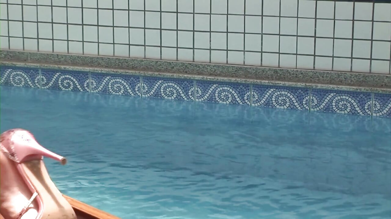 Shemale Kamila Smith poolside blowjob