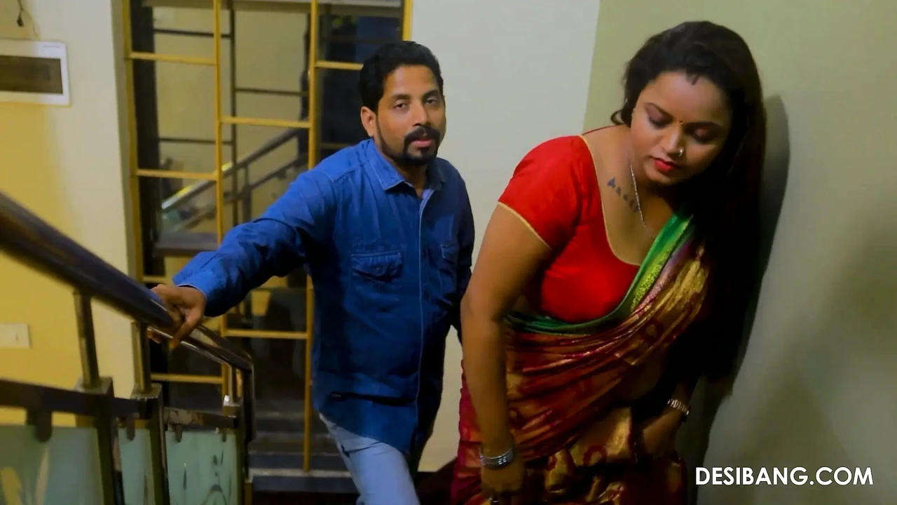 穿着丝绸纱丽服的新婚德西妻子在德西邦性交