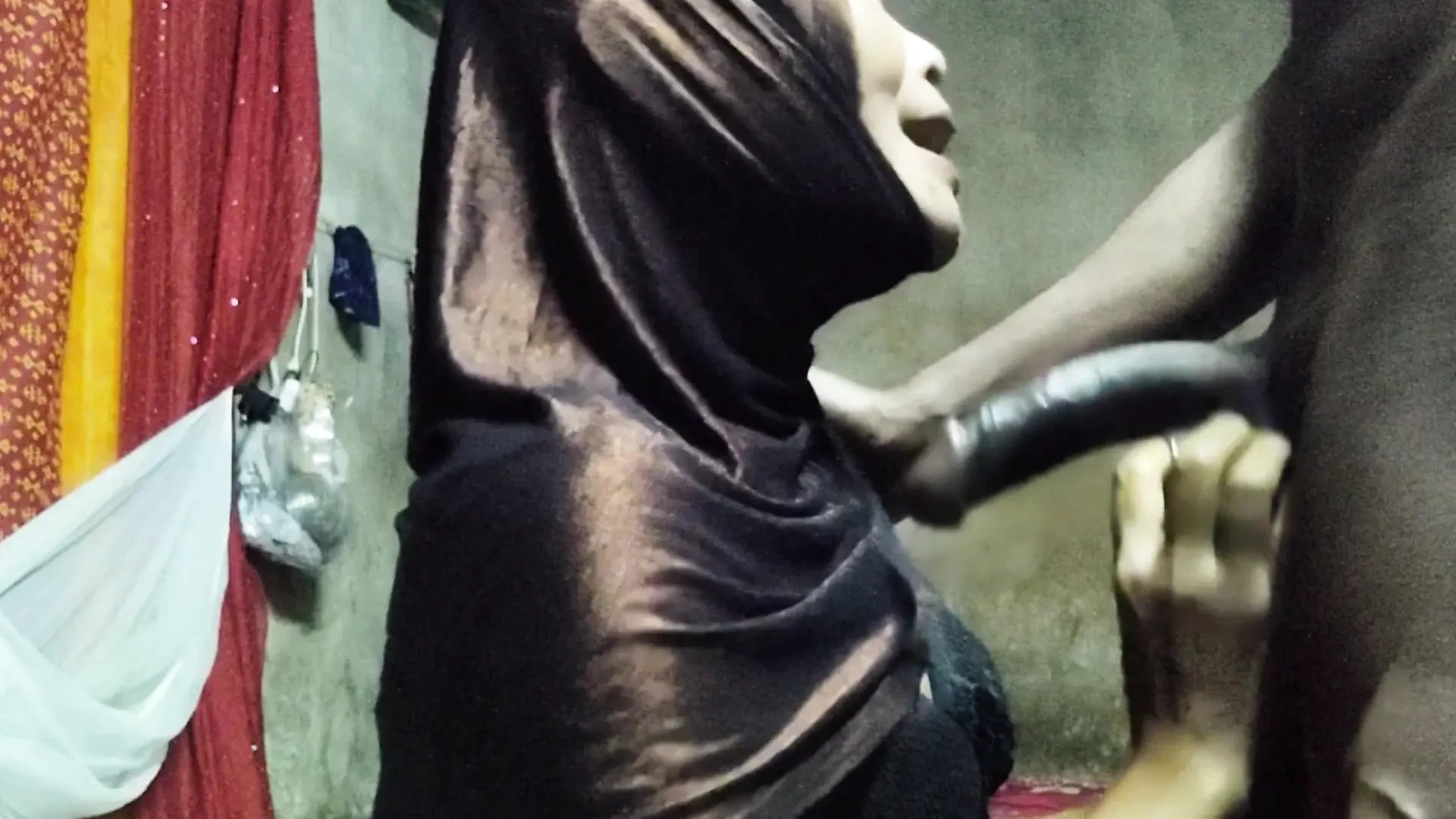 meree padosi bhabhi Laura ka pani khane ke liye   betaab hai, vah aakhiree boond tak choosatee hai.