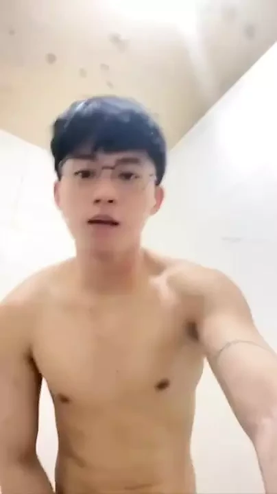 หนุ่มไต้หวันเซ็กซี่กําลังสนุกใต้อาบน้ํา