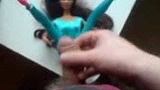 Barbie en robe bleue moulante reçoit du sperme.