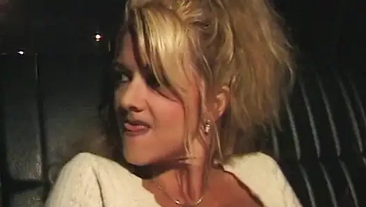 Wilde Taxifahrt: Heiße Blonde im Auto