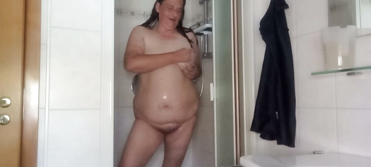 Gruba BBW z wielką dupą masturbuje się pod prysznicem, część 2