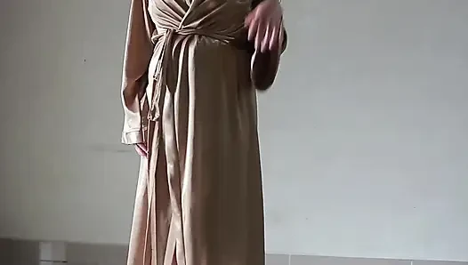 Endonezyalı tobrut kız seks yaparken seksi saten bornoz giyiyor