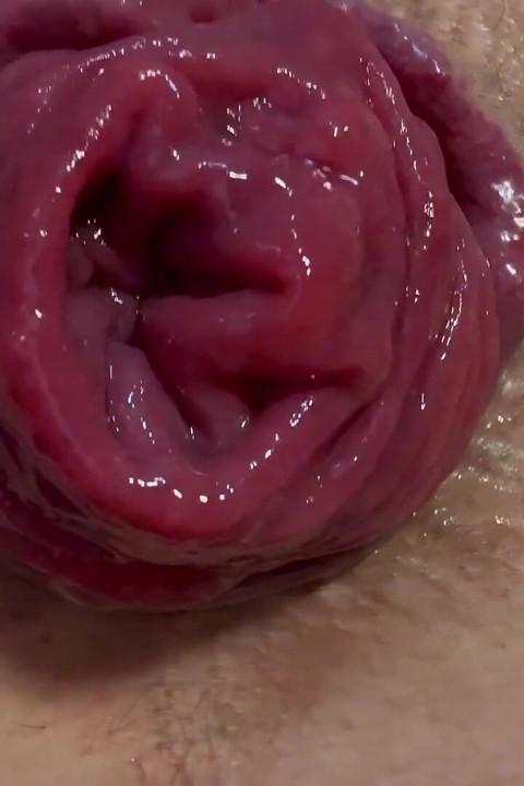 Kont gespreide close-up verzakking en voeten tonen in witte nylons