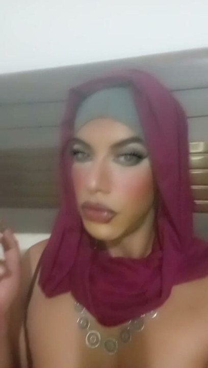 Puan Mistres Arab trans yang sedang merokok