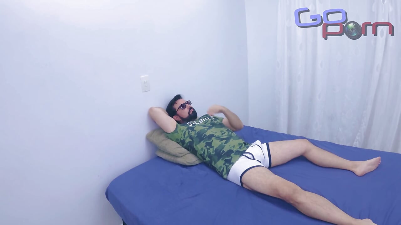 Mivel ma nem tanult semmit az órán, megtanítom neki, hogyan szélesítse ki a punciját a vastag farkammal