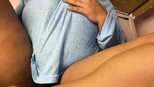 Dorf-porno-mädchen fingert sich während eines sex-chats bei einem videoanruf