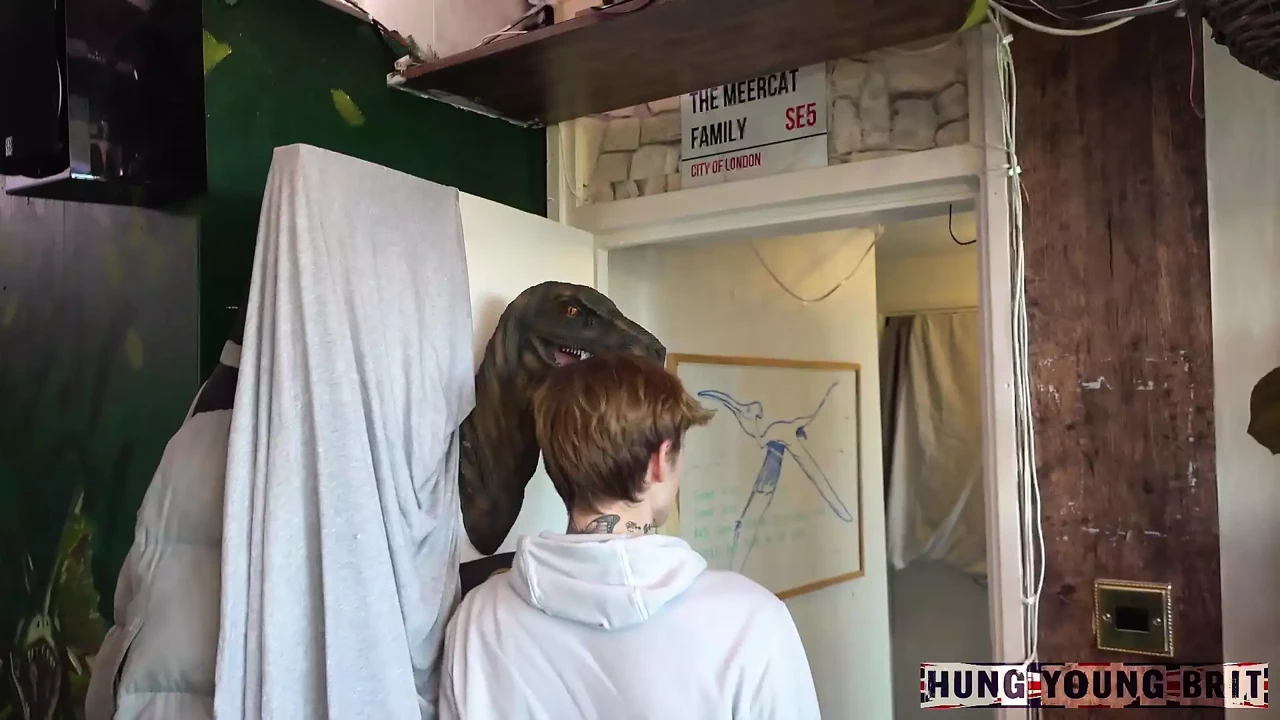 Gettin 2 知道超级适合 19 岁，流行明星的样子，适当的非主流女郎被射在屁股上 - 未经剪裁的视频