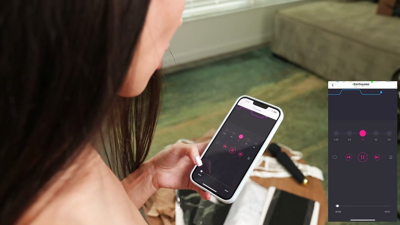 Lilumoon si cewek hot dengan lingerie baru lagi asik ngusap memeknya pakai vibrator sampai orgasme intens