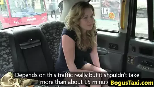 Британскую таксистку-красотку выставили напоказ на заднем сиденье