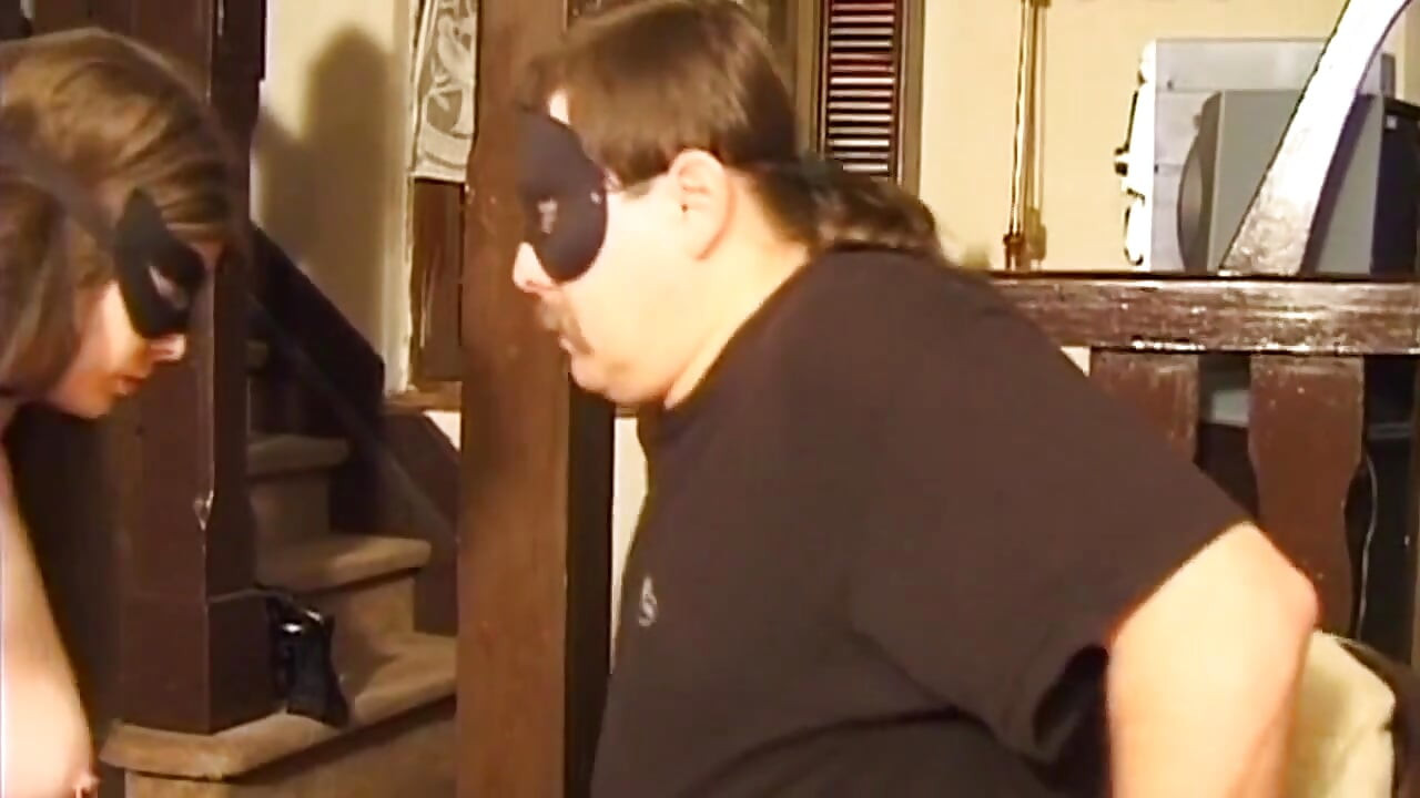 Reife brünette MILF gefesselt und von Maskiertem mann erforscht