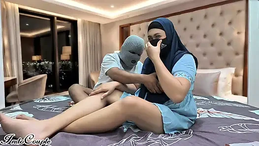 Aku suka mempermalukan budak seksku, mengikuti perintahku dan mencium celana dalamku dan memekku yang berbulu