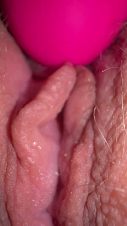 Hidastettu lähikuva pillun masturbaatio lelulla, pillumehulla ja orgasmilla