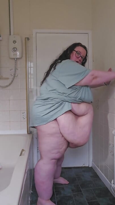 Belly Play in the Bathroom with SSBBW Goddess
