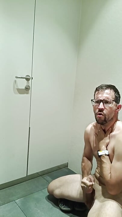 Rychlovka Na Veřejných Wc Na Nádraží: Tajné Sólo Ve Feldkirchu