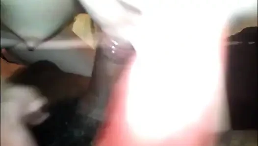 Lil mary head, während sie pinkelt