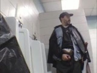 Harige man pronkt met zijn pik in een openbaar toilet