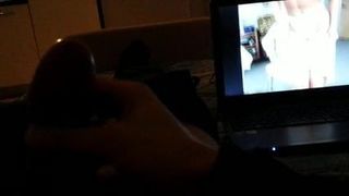 Veronika Zemanova со спермой на ноутбуке