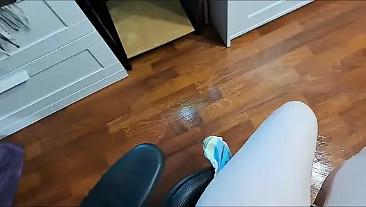 Sabunla sırılsıklam bir zeminde sandalyeye biniyor