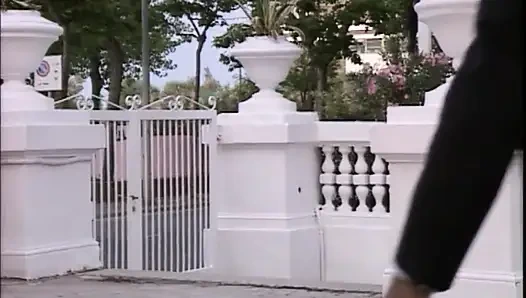 Рыжая девушка в тройничке, винтажный член, сосет киску и трахается