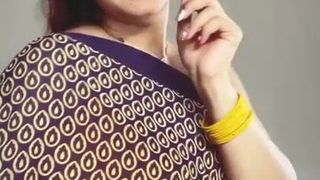 Sexy indische Tante sexy gelber ärmelloser Sari