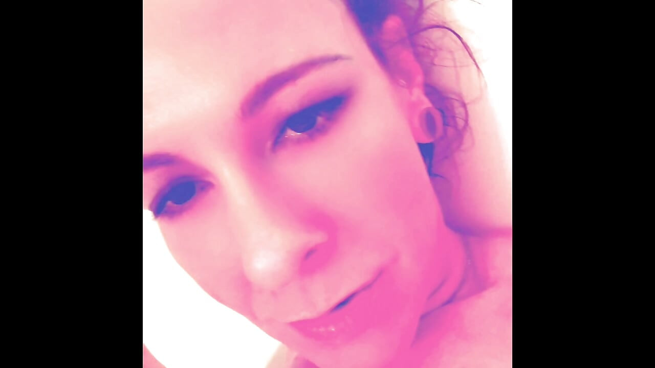 Shelby dando a si mesma vários orgasmos novamente com esguichando