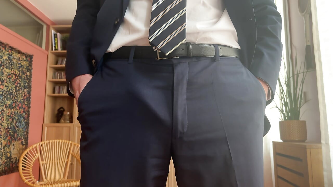 Masturbându-mă în birou purtând costumul și cravata mea