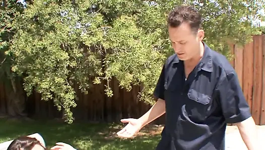 Куколд застукал свою красивую молодую женщину-брюнетку быть шлюшкой с настоящим мужчиной