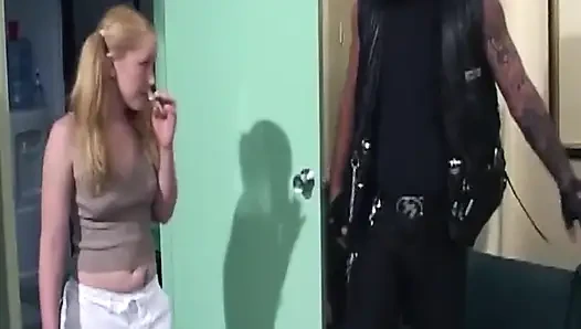 Blonde MILf schluckt sperma nach tiefem hardcore-ritt