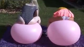 Loiras lindas cavalgando balões