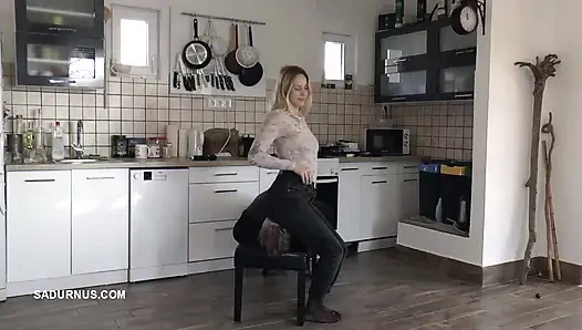 Мисс Amy Douxxx делает себя счастливой на лице рабыни