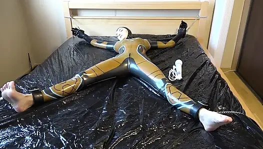 Danielle присоединили к кровати и мастурбировали массажным вибратором