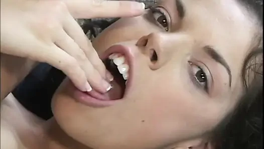 Azgın sürtük erkek arkadaşına harika bir seks yaptı