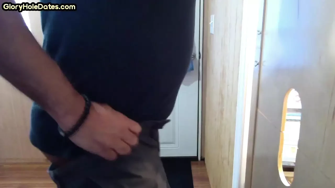Gloryhole Amateur Dilf lubi ssie penisa do wytrysku w ustach